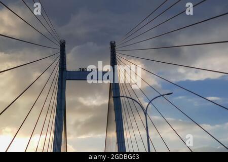 Kabel von Vidyasagar Setu (Brücke) über den Fluss Ganges, mit dramatischem Himmel - bekannt als 2. Hooghly-Brücke in Westbengalen, Indien. Verbindet Howrah und Kolka Stockfoto