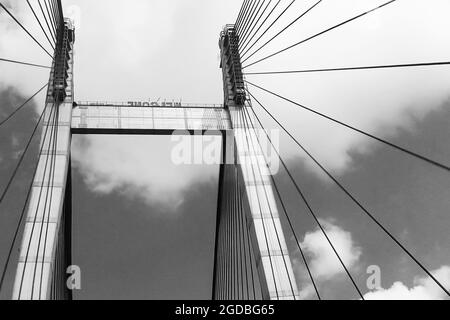 Kabel von Vidyasagar Setu (Brücke) über den Fluss Ganges - bekannt als 2. Hooghly-Brücke in Kalkutta, Westbengalen, Indien. Verbindet Howrah und Kalkutta, längstes C Stockfoto