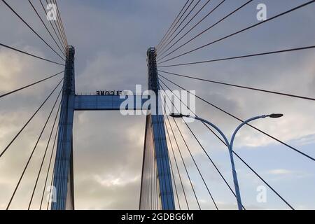 Kabel von Vidyasagar Setu (Brücke) über den Fluss Ganges, mit dramatischem Himmel - bekannt als 2. Hooghly-Brücke in Westbengalen, Indien. Verbindet Howrah und Kolka Stockfoto