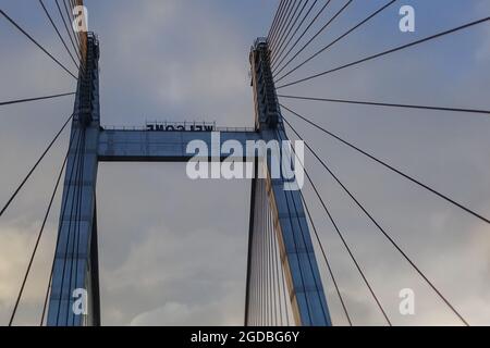 Kabel von Vidyasagar Setu (Brücke) über den Fluss Ganges, mit dramatischem Himmel - bekannt als 2. Hooghly-Brücke in Westbengalen, Indien. Verbindet Howrah und Kolka Stockfoto