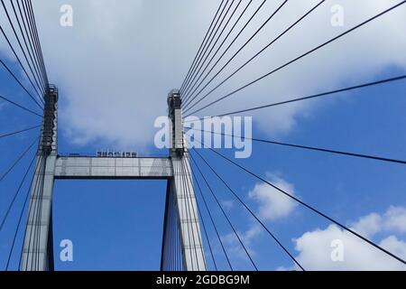 Kabel von Vidyasagar Setu (Brücke) über den Fluss Ganges, mit blauem Himmel - bekannt als 2. Hooghly-Brücke in Kalkutta, Westbengalen, Indien. Verbindet Howrah und Ko Stockfoto