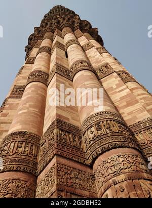 Qutub (Qutb) Minar, der höchste freistehende Steinturm der Welt und das höchste Minarett in Indien, erbaut aus rotem Sandstein und Marmor Stockfoto