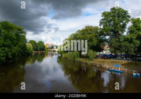 Der Fluss Severn in Shrewsbury, England. Eine Sommerszene mit wunderschöner Landschaft am Flussufer. Stockfoto