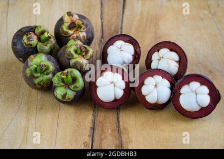 Auf dem Holztisch, von oben betrachtet, stehen Garlics und anderes Gemüse Stockfoto