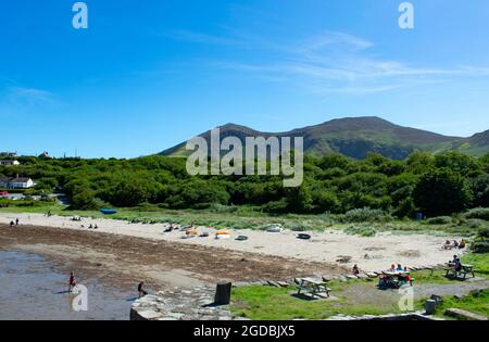 Trefor, Gwynedd / Wales / Juli 20 2020 : EIN Sommertag in der walisischen Küstenstadt Trefor auf der Lyn-Halbinsel. Urlauber entspannen sich auf dem feinen Sand Stockfoto