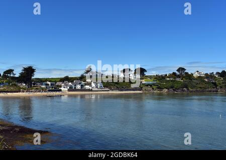 Die charmante walisische Küstenstadt Abersoch. Ein schöner Sommertag, mit Blick auf eine ruhige Bucht mit einem kleinen Strand. Bäume und Häuser entlang des coa Stockfoto