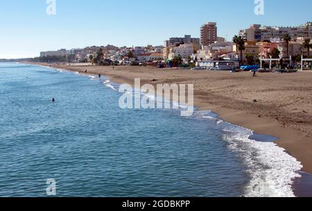 Spanien, Strand Carihuela, an der Costa del Sol in Torremolinos. Ein sonniger Wintertag. Strahlender Sonnenschein. Stockfoto