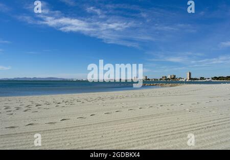 Sandstrand am Mar Menor, Lo Pagan, Murcia, Südspanien. Friedliche, ruhige Szene mit hellblauem Himmel - Raum kopieren. Stockfoto