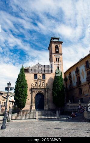 Spanien, die antike Stadt Granada, in Andalusien. Die Kirche von Saint Gil und Saint Ana am Fluss Daro . Erbaut auf dem Gelände einer alten Moschee. Die m Stockfoto