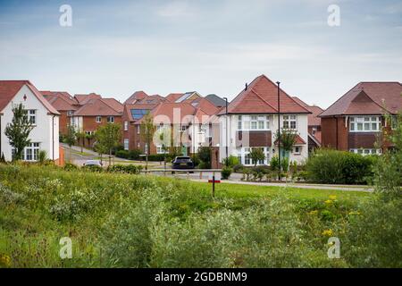 Neue Häuser im Ebbsfleet Valley sind eine neue Stadt und ein Reentwicklungsgebiet in Kent, Südostengland, und Teil des Thames Gateway, südwestlich von Gravesend. Die Entwicklung wird von der Ebbsfleet Development Corporation koordiniert. Stockfoto