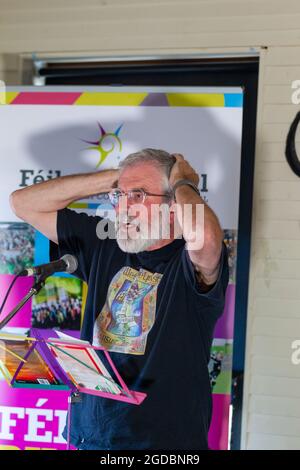 Belfast, Großbritannien. August 2021. 12/08/2021 Belfast Gerry Adams und Seamus Carabine bei Scribes at the Rock. Teil von Feile an Phobail. Kredit: Bonzo/Alamy Live Nachrichten Stockfoto