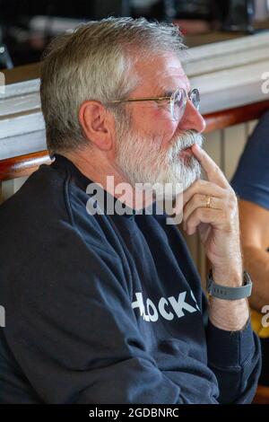 Belfast, Großbritannien. August 2021. 12/08/2021 Belfast Gerry Adams und Seamus Carabine bei Scribes at the Rock. Teil von Feile an Phobail. Kredit: Bonzo/Alamy Live Nachrichten Stockfoto