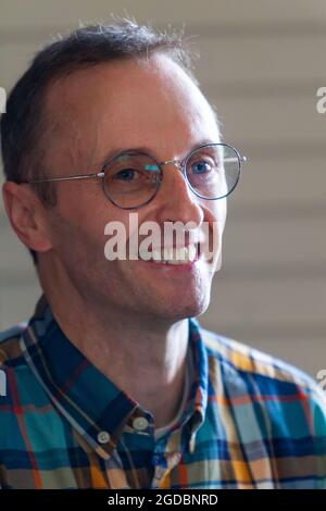 Belfast, Großbritannien. August 2021. 12/08/2021 Belfast Gerry Adams und Seamus Carabine bei Scribes at the Rock. Teil von Feile an Phobail. Kredit: Bonzo/Alamy Live Nachrichten Stockfoto