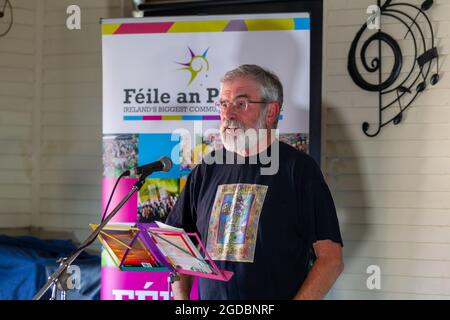 Belfast, Großbritannien. August 2021. 12/08/2021 Belfast Gerry Adams und Seamus Carabine bei Scribes at the Rock. Teil von Feile an Phobail. Kredit: Bonzo/Alamy Live Nachrichten Stockfoto