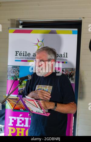 Belfast, Großbritannien. August 2021. 12/08/2021 Belfast Gerry Adams und Seamus Carabine bei Scribes at the Rock. Teil von Feile an Phobail. Kredit: Bonzo/Alamy Live Nachrichten Stockfoto