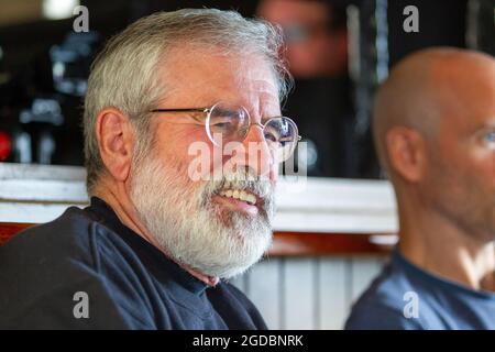 Belfast, Großbritannien. August 2021. 12/08/2021 Belfast Gerry Adams und Seamus Carabine bei Scribes at the Rock. Teil von Feile an Phobail. Kredit: Bonzo/Alamy Live Nachrichten Stockfoto