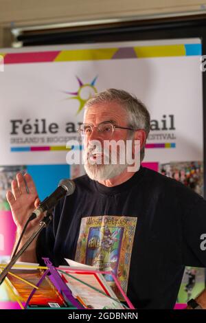 Belfast, Großbritannien. August 2021. 12/08/2021 Belfast Gerry Adams und Seamus Carabine bei Scribes at the Rock. Teil von Feile an Phobail. Kredit: Bonzo/Alamy Live Nachrichten Stockfoto