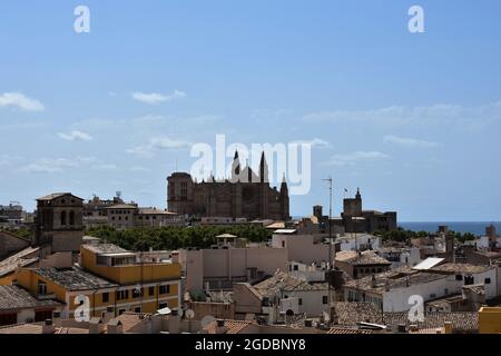 Blick auf das historische Viertel von Palma de Mallorca mit der Kathedrale im Hintergrund. Stockfoto