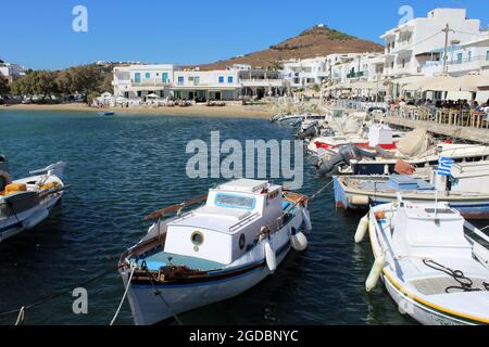 Piso Livardi, Paros / Griechenland / September 19 2019 : kleine Fischerboote liegen am Hafen in diesem schönen Dorf. Taverna's säumen die Kais Stockfoto