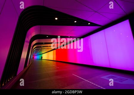 Am King’s Cross wird ein neuer 90 m langer Fußgängertunnel mit LED-integriertem Lichtwall eröffnet. Der Tunnel wurde von Allies & Morrison entworfen und wird die U-Bahnhöfe St Pancras International und King’s Cross St Pancras über den One Pancras Square mit den öffentlichen Bereichen, Restaurants, Büros und Häusern von King’s Cross verbinden. Stockfoto