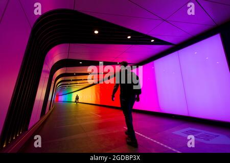 Am King’s Cross wird ein neuer 90 m langer Fußgängertunnel mit LED-integriertem Lichtwall eröffnet. Der Tunnel wurde von Allies & Morrison entworfen und wird die U-Bahnhöfe St Pancras International und King’s Cross St Pancras über den One Pancras Square mit den öffentlichen Bereichen, Restaurants, Büros und Häusern von King’s Cross verbinden. Stockfoto