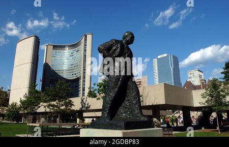 STATUE VON WINSTON CHURCHILL AUF DEM NATHAN PHILLIPS PLATZ UND RATHAUS, TORONTO, SEPTEMBER 2005 PIC MIKE WALKER, Stockfoto