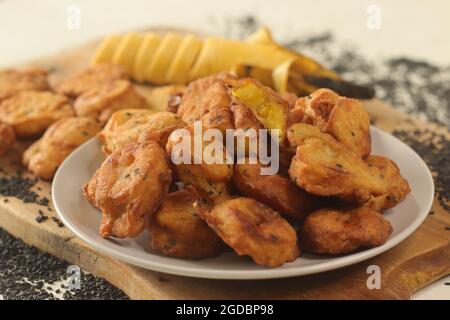 Krapfen aus Kochbananen. Kochbananen in Vollkornmehl getaucht und in Kokosöl frittiert. Kerala Special genannt ethakka appam. Stockfoto