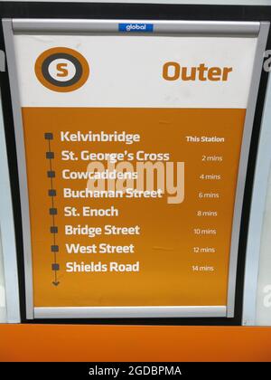 Die U-Bahn von Glasgow ist eine durchgehende Schleife mit Stationen, die je nach Fahrtrichtung als auf dem inneren Kreis oder dem äußeren Kreis beschrieben werden. Stockfoto