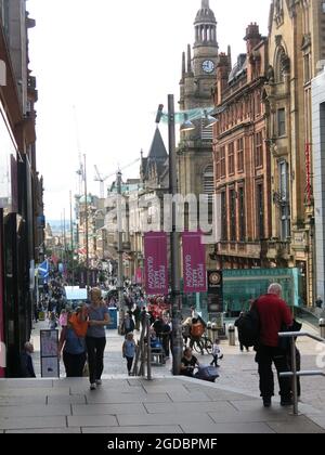 Blick auf die Buchanan Street mit Blick auf St. Enoch an einem geschäftigen Einkaufsnachmittag im August 2021. Stockfoto