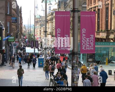 Auf den Spruchbändern auf der Buchanan Street steht: „People Make Glasgow“ an einem geschäftigen Nachmittag im Stadtzentrum. Stockfoto