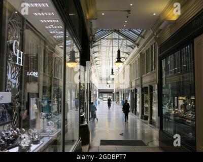 Glasgows Schmuckviertel befindet sich in der Argyll Arcade, einem überdachten Gang, der die Buchanan Street mit der Argyle Street verbindet; Innenfoto. Stockfoto