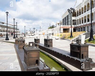 Moskau, Russland - 19. Juli 2021: Modell des Kanals am Ufer des North River Terminal auf dem Khimki Stausee in der Stadt Moskau. Das Terminal wurde 193 gebaut Stockfoto