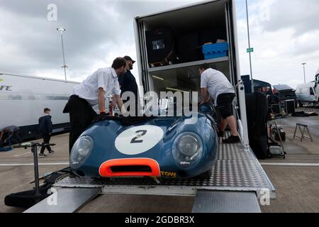 Martin O'Connell's Lotus 11, der 2021 bei der Silverstone Classic den ersten ihrer Klasse errang und über einen Autolift auf seinen Transporter verladen wurde Stockfoto