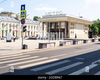 Moskau, Russland - 11. Juli 2021: Erdeingang der Moskauer U-Bahnstation Chistye Prudy. Chistye Prudy wurde am 15. Mai 1935 eröffnet Stockfoto