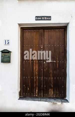 Holztür eines Hauses in der Alpujarra mit der Nummer 15, einem Briefkasten und einem Schild, auf dem das Haus des Priesters steht Stockfoto