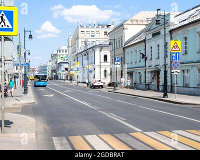 Moskau, Russland - 11. Juli 2021: Blick auf die Sretenka-Straße in der Stadt Moskau am sonnigen Sommertag. Die Straße wurde im 17. Jahrhundert vom Sretenski M benannt Stockfoto