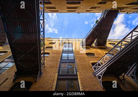 SHAD Thames in London, Großbritannien. Das historische Shad Thames ist eine alte gepflasterte Straße, die für ihre restaurierten Brücken und Gehwege in Bermondsey bekannt ist. Stockfoto