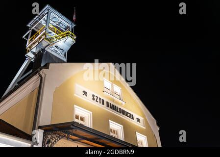 Krakau, Polen - 29. August 2018: Eingang des Salzbergwerks Wieliczka mit Kopfgestell bei Nacht in Krakau, Polen Stockfoto