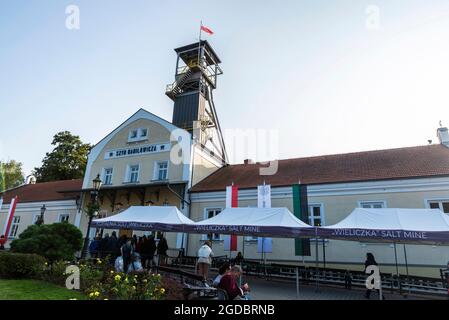 Krakau, Polen - 29. August 2018: Eingang des Salzbergwerks Wieliczka mit Kopfgestell und Menschen in Krakau, Polen Stockfoto