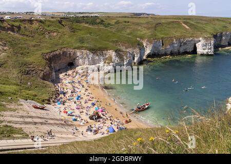 Yorkshire Beach; Sonnenbaden an einem heißen, sonnigen Tag im Sommer, Flamborough Beach, Flamborough, East Yorkshire England, Großbritannien Stockfoto