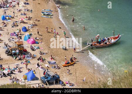 Beach UK; Menschen oberhalb von Sonnenbaden an einem heißen sonnigen Tag im Sommer, Flamborough Beach, Flamborough, East Yorkshire England Großbritannien Stockfoto