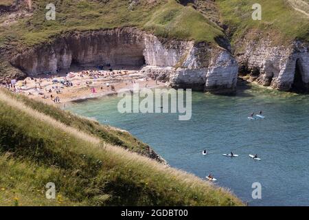 Beach UK; Sonnenbaden an einem heißen, sonnigen Tag im Sommer, Flamborough Beach, Flamborough, East Yorkshire England Stockfoto