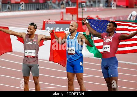 Tokio, Kanto, Japan. August 2021. Bronzemedaillengewinnerin Andre de Grasse (CAN), Goldmedaillengewinnerin Lamont Marcell Jacobs (ITA) und Silbermedaillengewinnerin Fred Kerley (USA) posieren nach dem 100-m-Finale der Männer bei den Olympischen Sommerspielen in Tokio 2020 im Olympiastadion. (Bild: © David McIntyre/ZUMA Press Wire) Stockfoto
