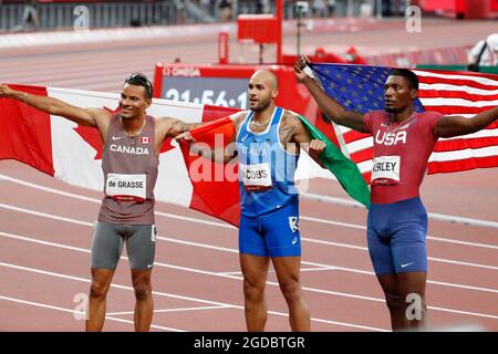 Tokio, Kanto, Japan. August 2021. Bronzemedaillengewinnerin Andre de Grasse (CAN), Goldmedaillengewinnerin Lamont Marcell Jacobs (ITA) und Silbermedaillengewinnerin Fred Kerley (USA) posieren nach dem 100-m-Finale der Männer bei den Olympischen Sommerspielen in Tokio 2020 im Olympiastadion. (Bild: © David McIntyre/ZUMA Press Wire) Stockfoto