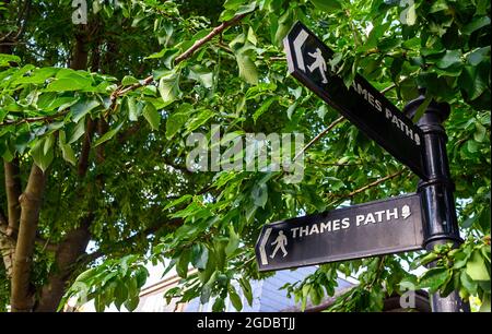 Ein Wegweiser in Rotherhithe, London, der die Route des Themse Path markiert. Der Thames Path ist ein öffentlicher Fußweg, der den Ufern der Themse folgt. Stockfoto