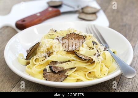 Tagliatelle Pasta mit schwarzem Trüffel Stockfoto