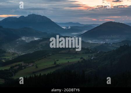 Aramaio Tal bei Sonnenaufgang im Baskenland, Spanien Stockfoto