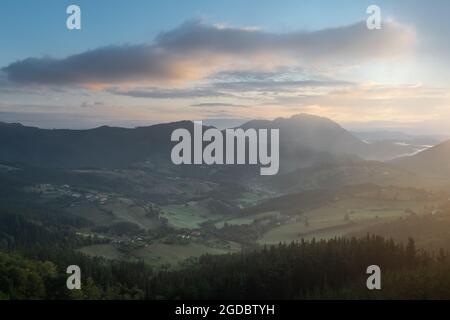 Aramaio Tal bei Sonnenaufgang im Baskenland, Spanien Stockfoto