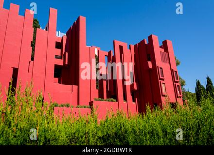 Calpe, Spanien - 19. Juli 2021: Das postmoderne Apartmentgebäude 'La Muralla Roja', die rote Mauer, vom Architekten Ricardo Bofill inspiriert von afrikanischem Fortre Stockfoto