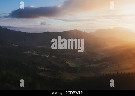 Aramaio Tal bei Sonnenaufgang im Baskenland, Spanien Stockfoto